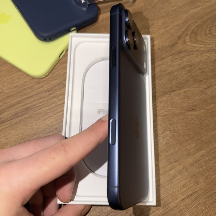 iPhone 17 Pro Max 256GB Deep Blue + оригинални калъфи и аксесоари