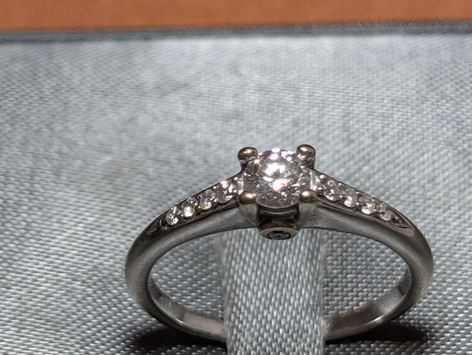 Годежен  пръстен с диаманти