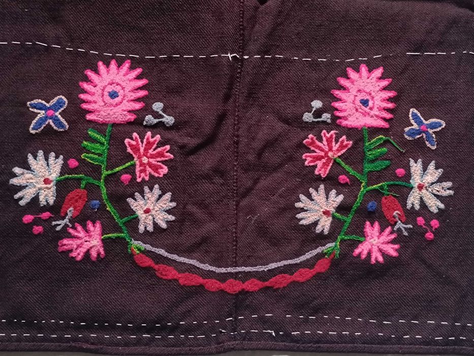 Автентична престилка с флорални мотиви