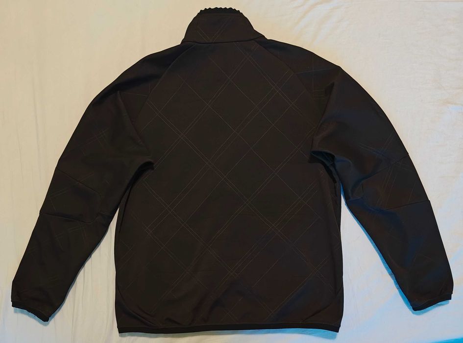 Vând geaca Nike, neagra, material neopren, mărimea L.