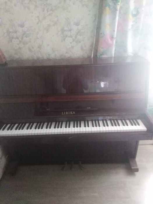 Руско пиано Lirika