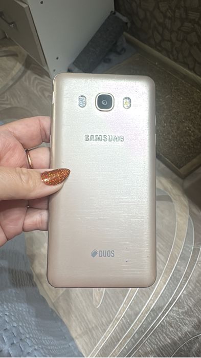 Разбитые телефоны и планшеты.