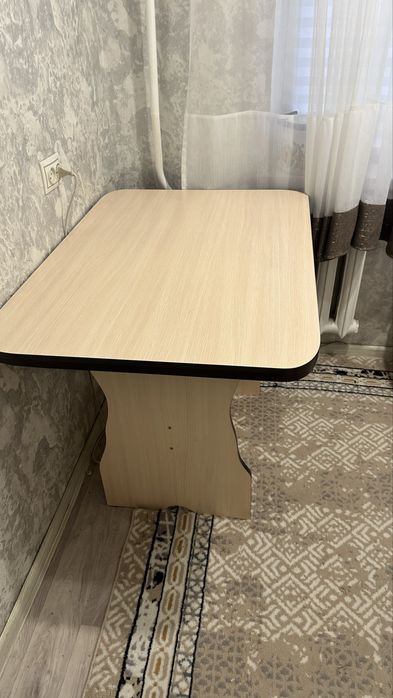 Деревянный кухонный стол без стульями