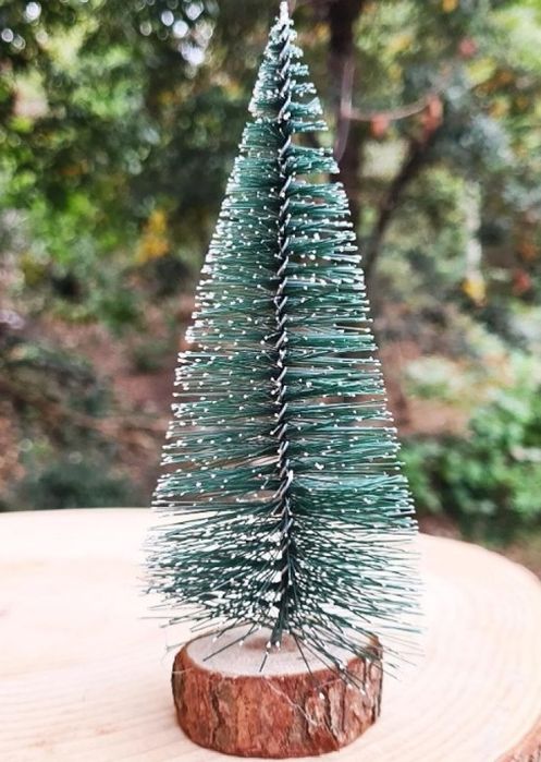 Миниатюрна декоративна изкуствена елха с поставка от дървено пънче, 30