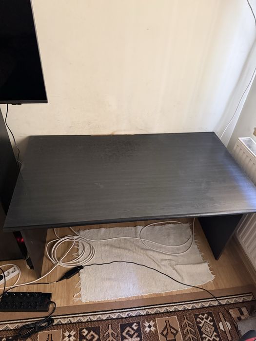 Birou gri închis / negru – stare bună