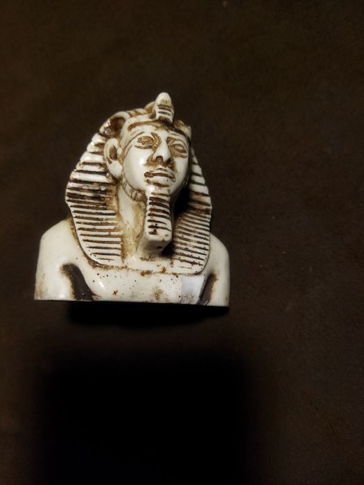 Статуэтка фараона.