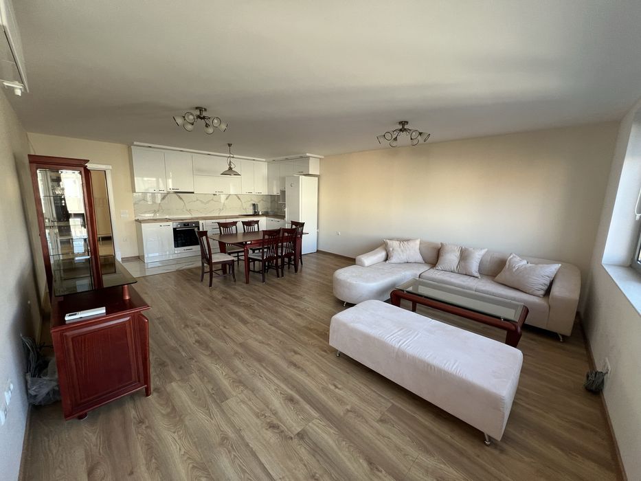 Тристаен Апартамент с ПАРКОМЯСТО, 2 бани, 2 спални до Катедралата.