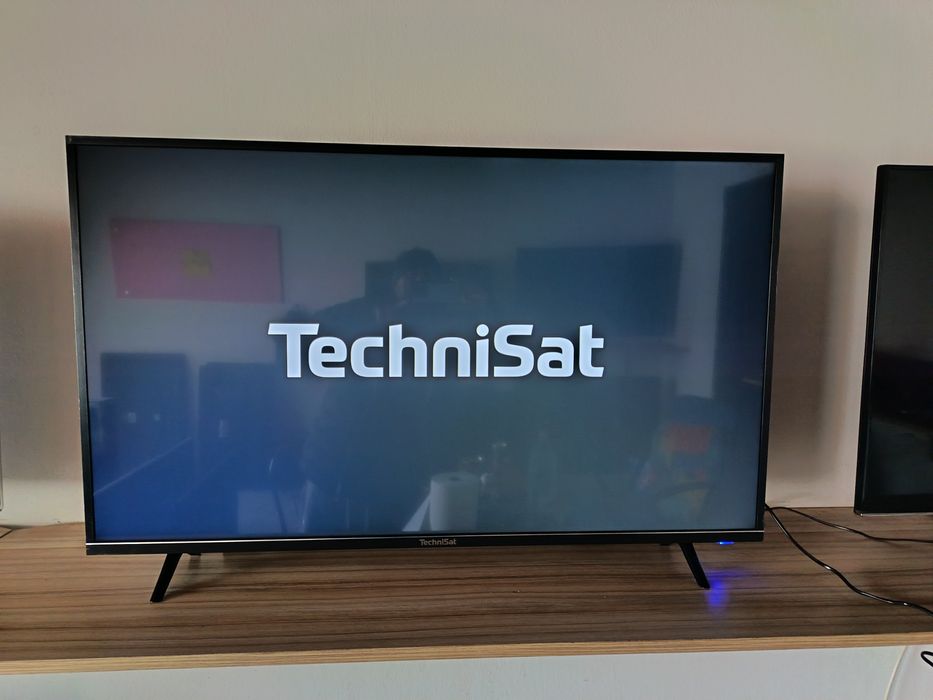 Monitor TV 2 bucăți , 125 Cm, 49 INCHI. Profesional Technisat 4K UHD
