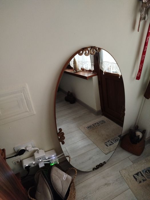 Продавам огледало  с месингови орнаменти.