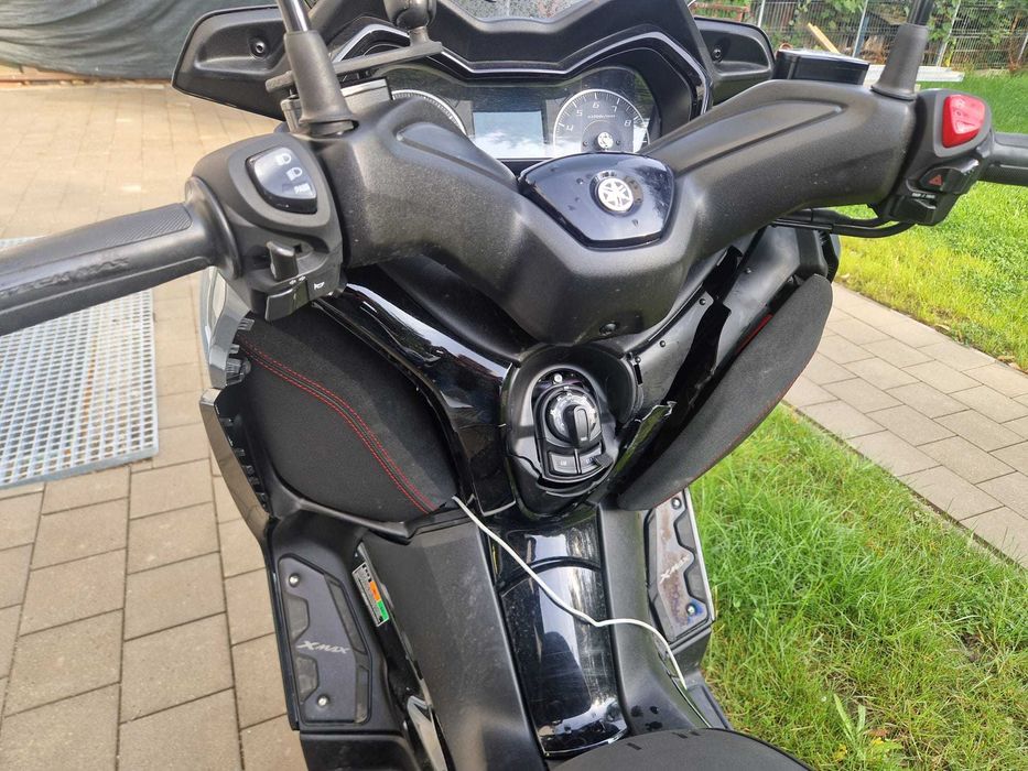 YAMAHA X-MAX 300 Tech MAX (2021) – Far LED Intact – Motor OK – Pentru Dezmembrare/Proiect