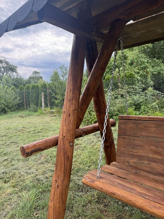 Balansoar din lemn masiv cu acoperis.