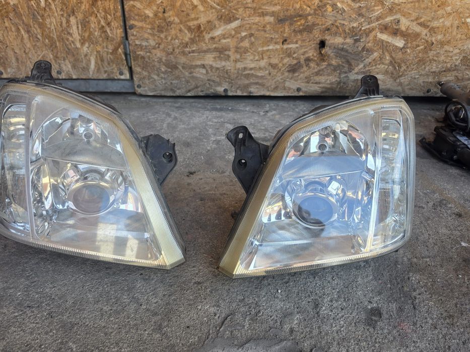 Faruri Opel Meriva cu xenon.