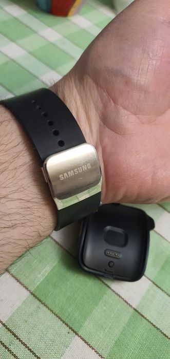 Продавам часовник Samsung Gear S