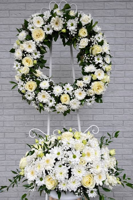 Coroană funerară și aranjament din flori naturale/