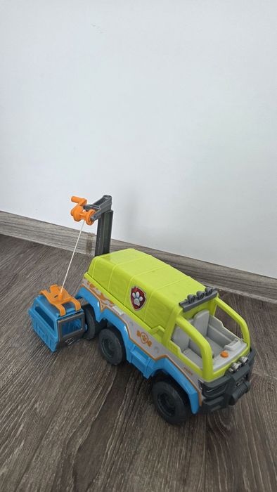 Mașina de Teren a Patrulei Cățelușilor (PAW Patrol Paw Terrain Vehicle).