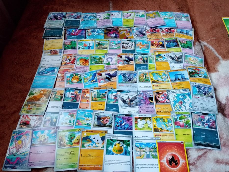 Vând cărți de joc