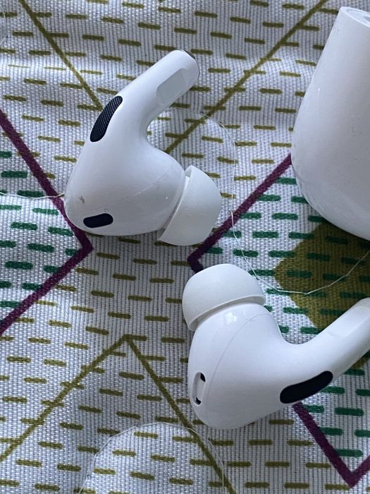 оригинальные Airpods pro.