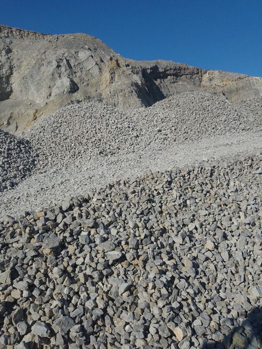 Скална маса, дренажен камък,пясък, земя. Доставка с гондола 30тона