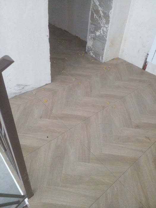 Укладка кафеля и ламината.