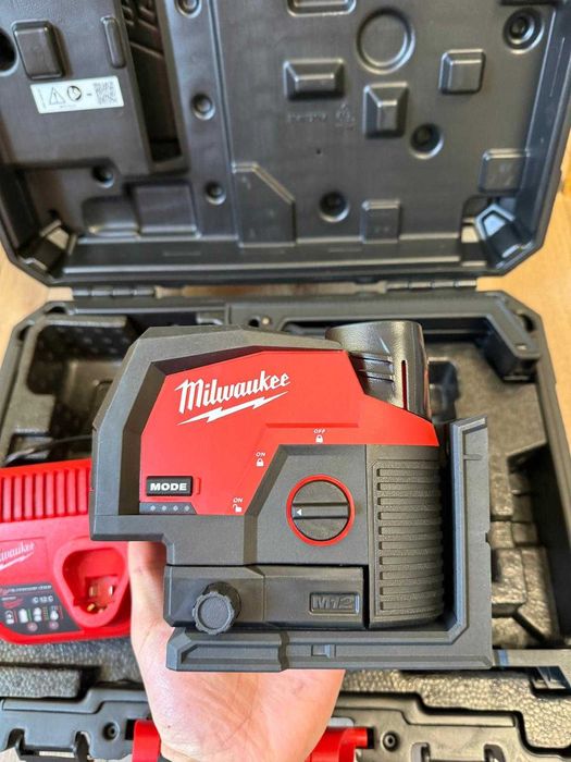 Nivela Laser Milwaukee M12 CLLP-301C