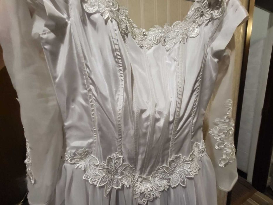 Rochie lunga de mireasa, corset reglabil