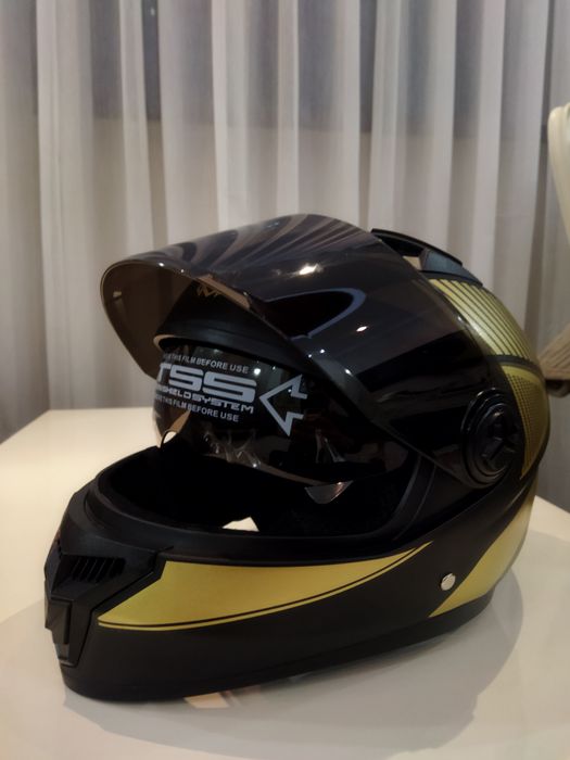 Продам мотошлем новый