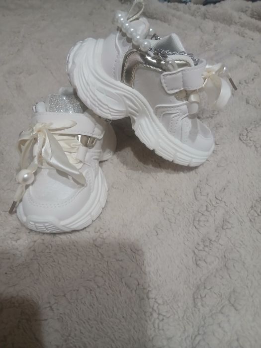 Pantofi sport pentru copii flexibili și respirabili,cu aplicații perle decorative marimiea 21 pentru un picior îngust interior 13,5 cm .Preț 70 ron