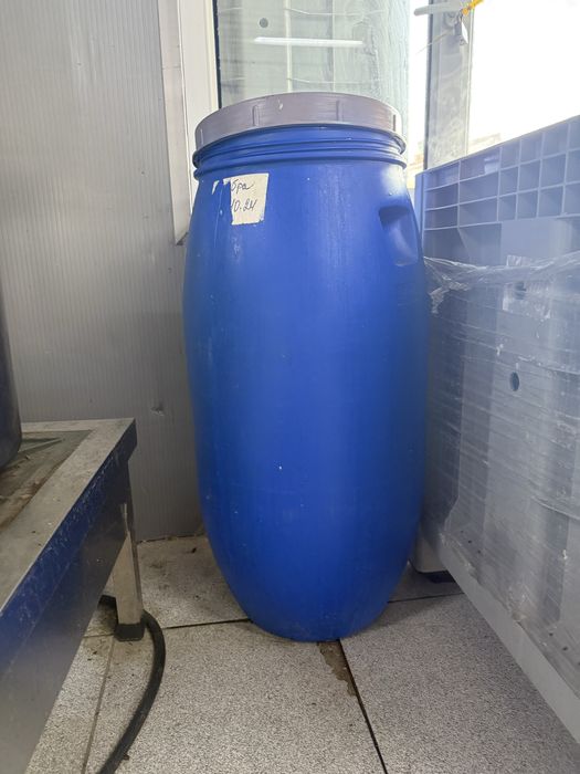 Пластиковые бочки.