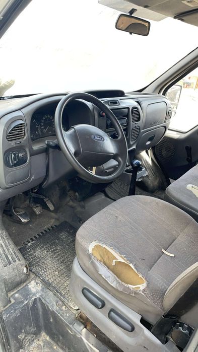 Vând Ford transit 8+1 Mașina numai are asigurare și ITP