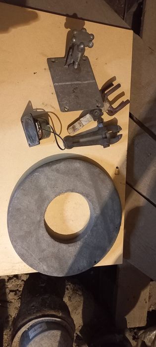 Продам наждачный круг,тиски