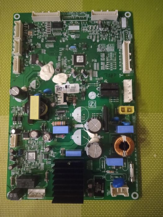 Продавам части от хладилник  LG