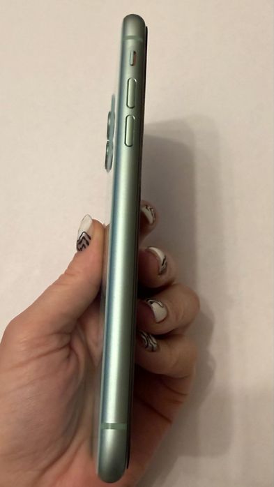 iPhone 11 — отличное состояние, полностью рабочий