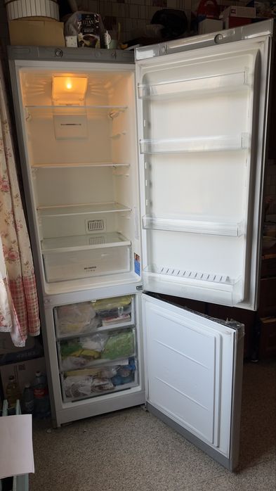 Холодильник с морозильником