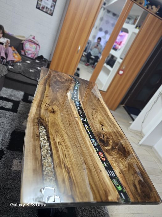 Masa de nuc si rășină