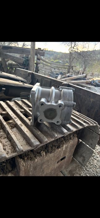 De vanzare diferite pompe hidraulice pentru utilaje sau excavatoare