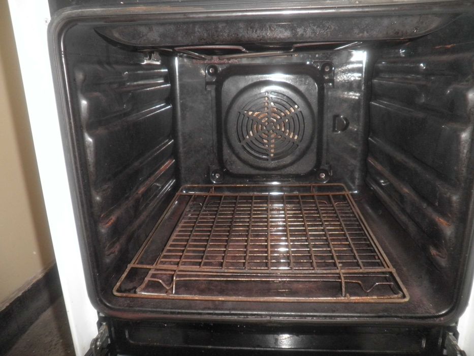 Продавам  готварска  печка  с  керамични  котлони  .