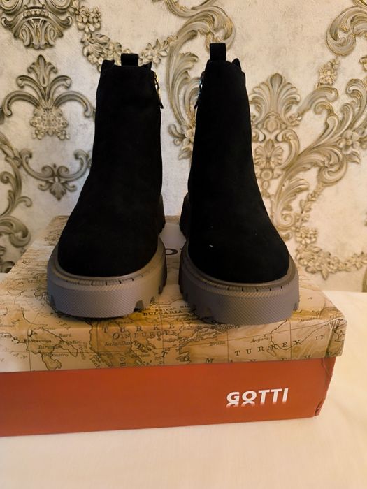 Продаю женские замшевые ботинки