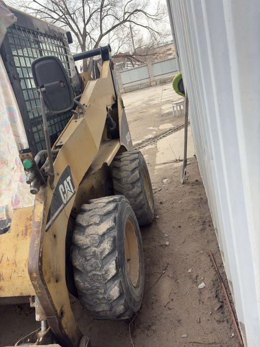 Продам мини погрузчик cat242b