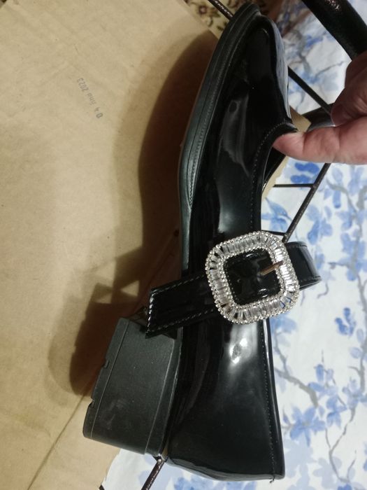 Продам туфли лакированные школьные