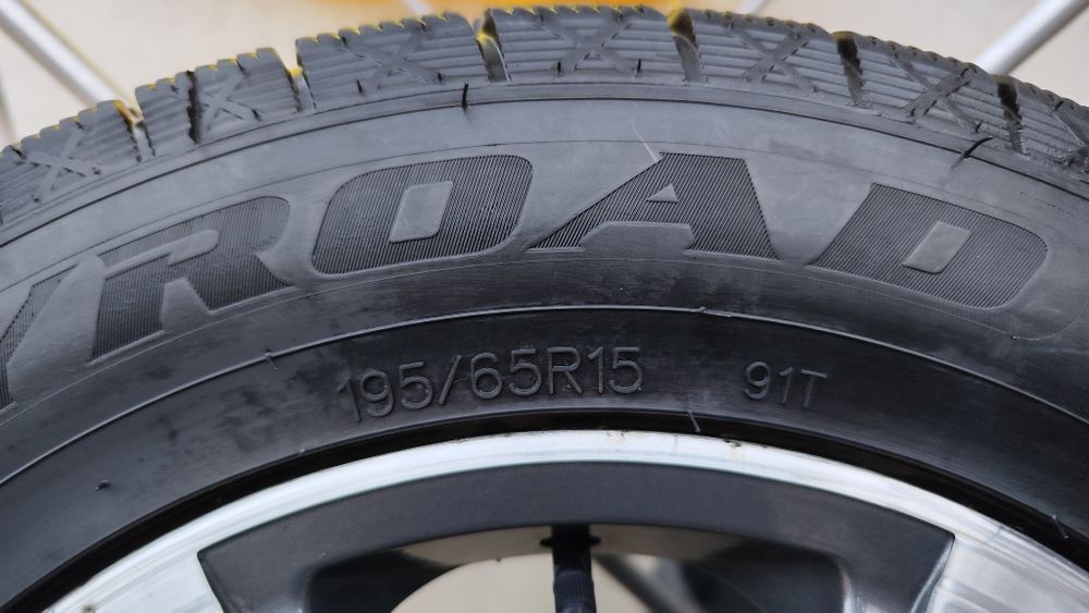 Зимние шины 195/65 R15 в новом состоянии, без дисков.