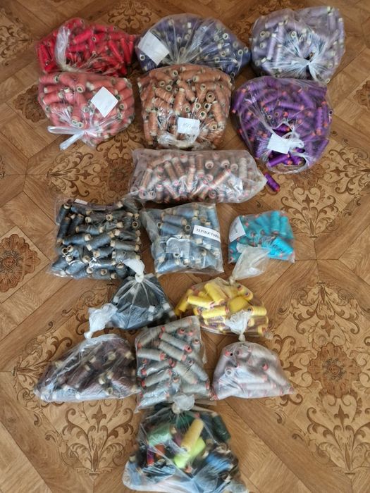 Нитки разные. Разные цвета и виды.