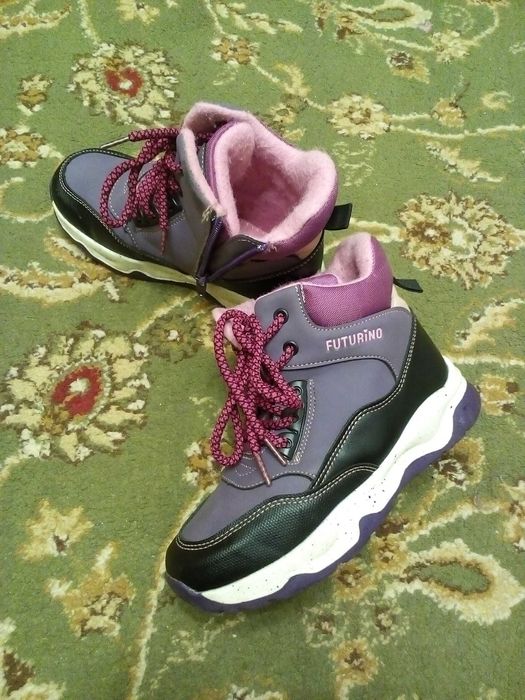 Продам детские утеплённые кроссовки