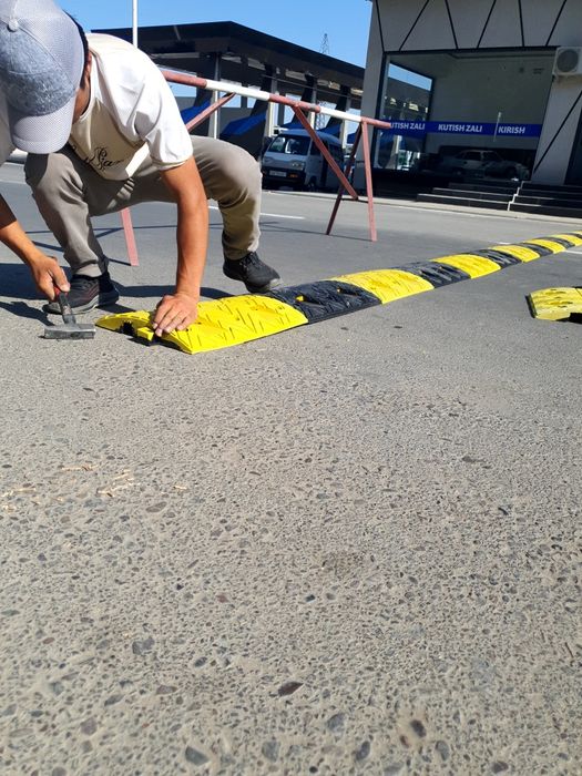 Avtomobil tezligini kamaytiruvchi sun'iy yo'l notekisligi