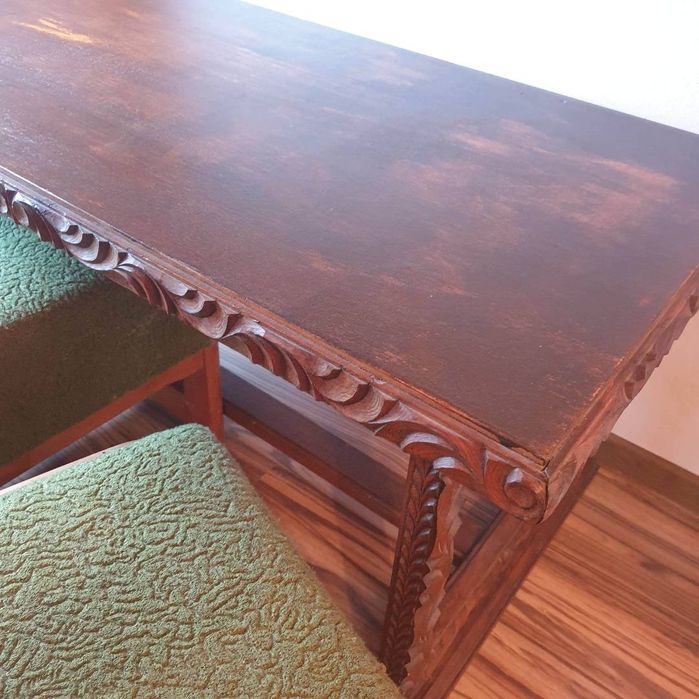 Ниска маса и табуретки