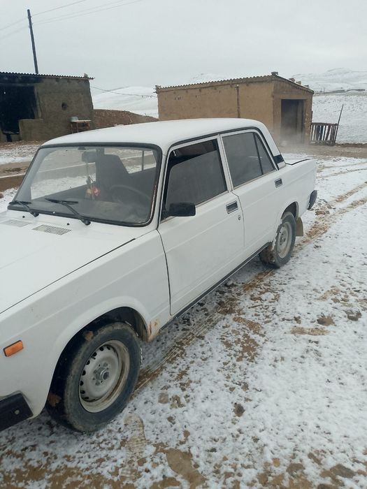 Lada 2107 tez va arzon sotiladi.