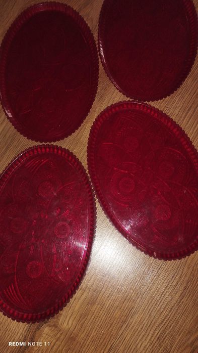 Пластмасови червени Чинии