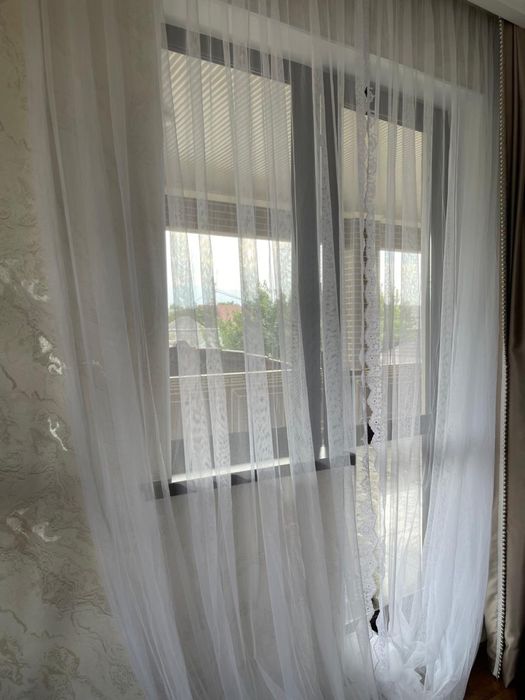 Тюль для окна у лестницы