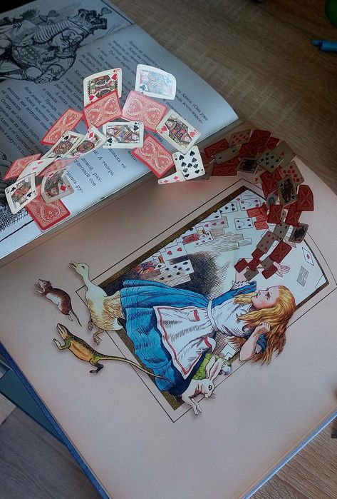 Подарочная книга ''Алиса в стране чудес,,