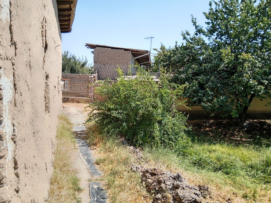 Ер сотилади 8 сотих, мол хона хаммом бор. 2 хонадон қурилишига тайёр