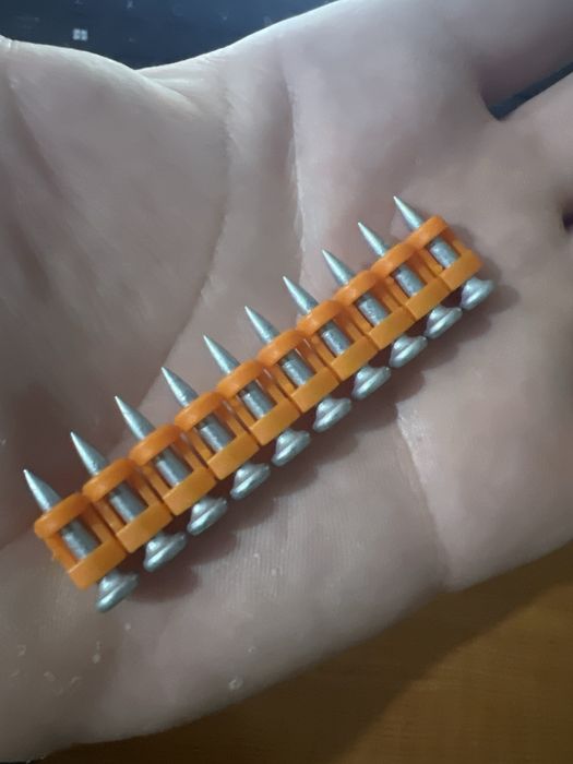 Doze gaz pentru pistoale de batut cuie in fier,beton,lemn 165mm+cuie